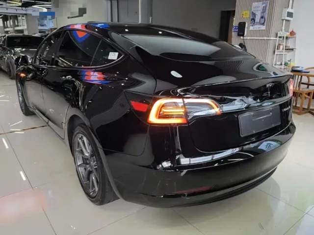 Tesla Model 3 — Фото автомобиля 4