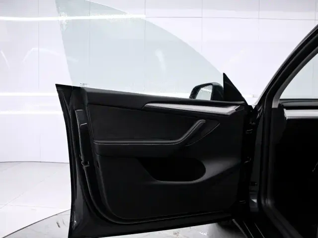Tesla Model Y — Фото автомобиля 11