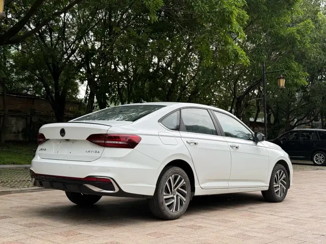 Volkswagen Lavida — Фото автомобиля 8
