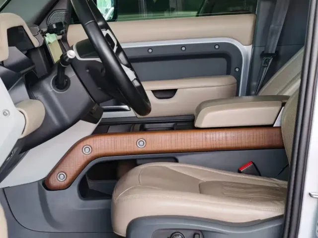 Land Rover Defender — Фото автомобиля 4