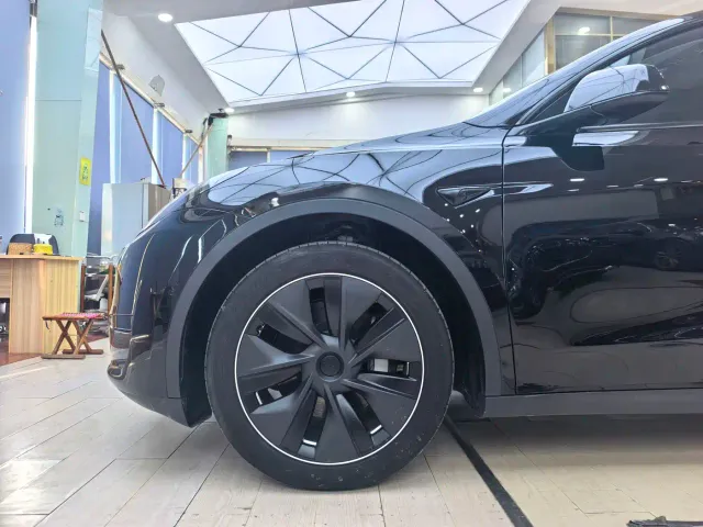Tesla Model Y — Фото автомобиля 13