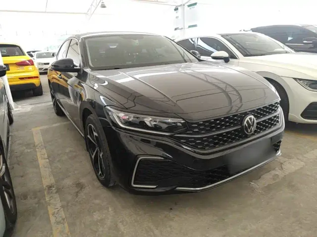 Volkswagen Passat 2025 Outstanding 380TSI Starlight Dragon Soaring Edition — Фото автомобиля 3