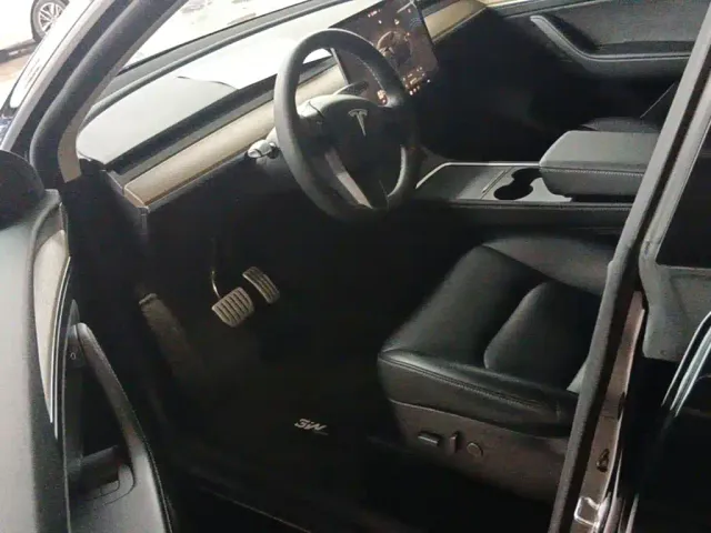 Tesla Model Y — Фото автомобиля 14
