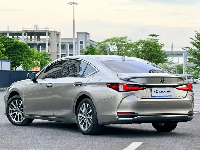 Lexus ES — Фото автомобиля 9