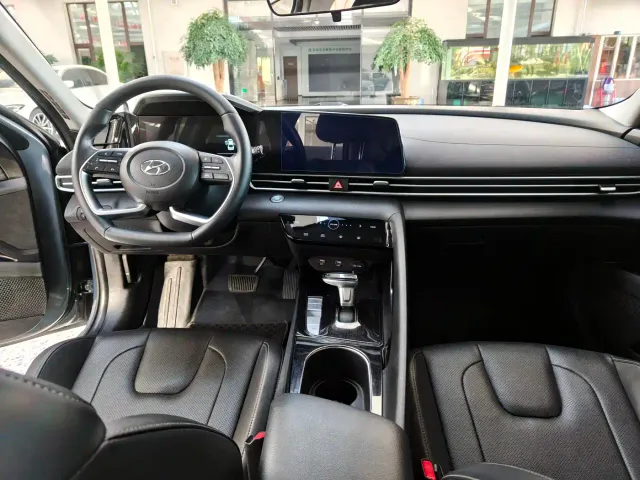 Hyundai Elantra — Фото автомобиля 12
