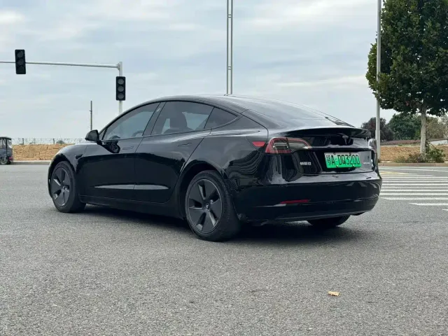 Tesla Model 3 — Фото автомобиля 9