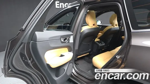 Вольво XC60 — Фото автомобиля 25
