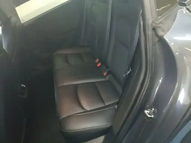 Tesla Model 3 — Фото автомобиля 16