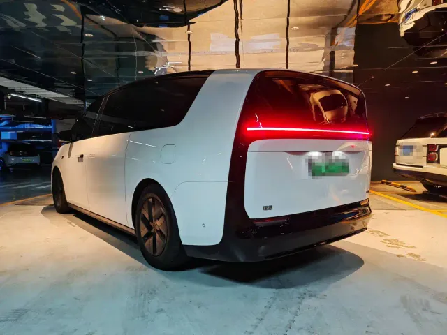Li Auto MEGA — Фото автомобиля 4