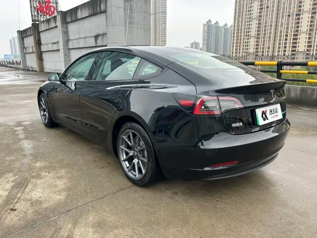 Tesla Model 3 — Фото автомобиля 6