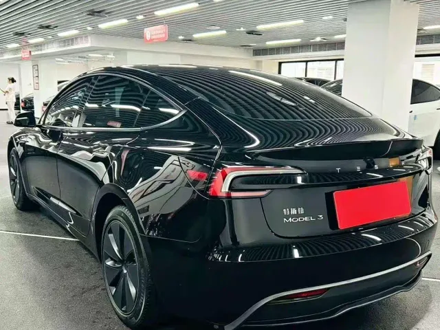 Tesla Model 3 — Фото автомобиля 6