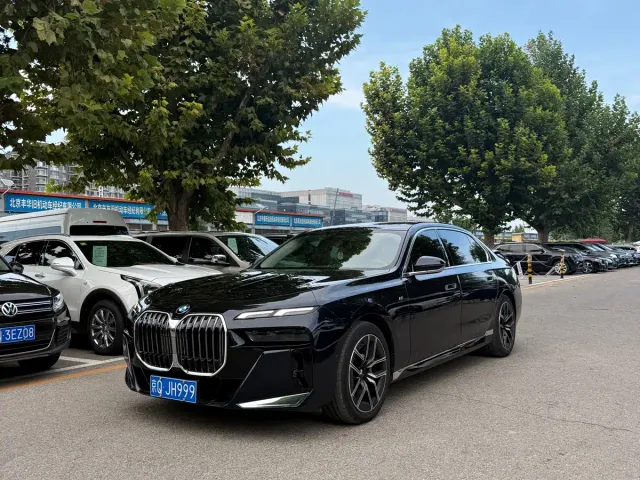 Фотография автомобиля — BMW 7 Series