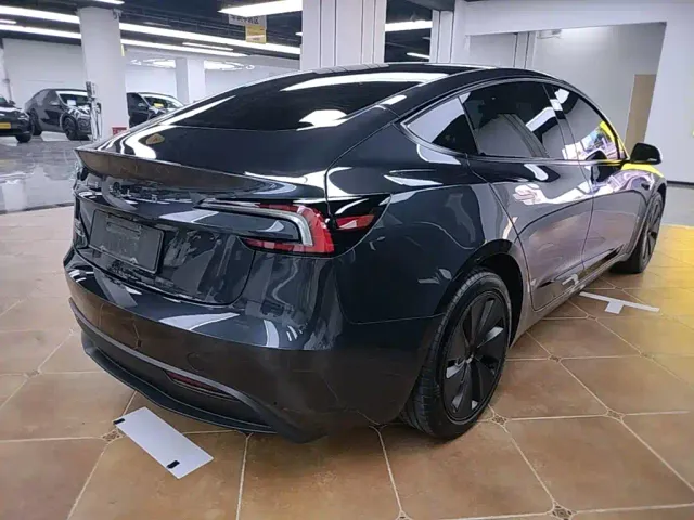 Tesla Model 3 — Фото автомобиля 6