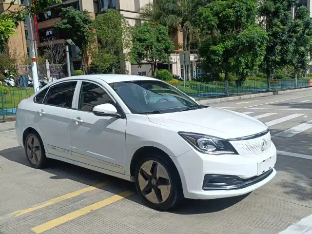 Dongfeng Fengshen E70 — Фото автомобиля 3