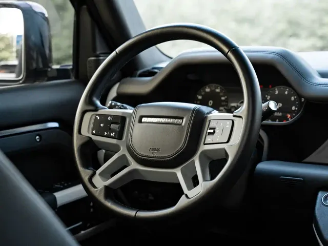 Land Rover Defender — Фото автомобиля 10