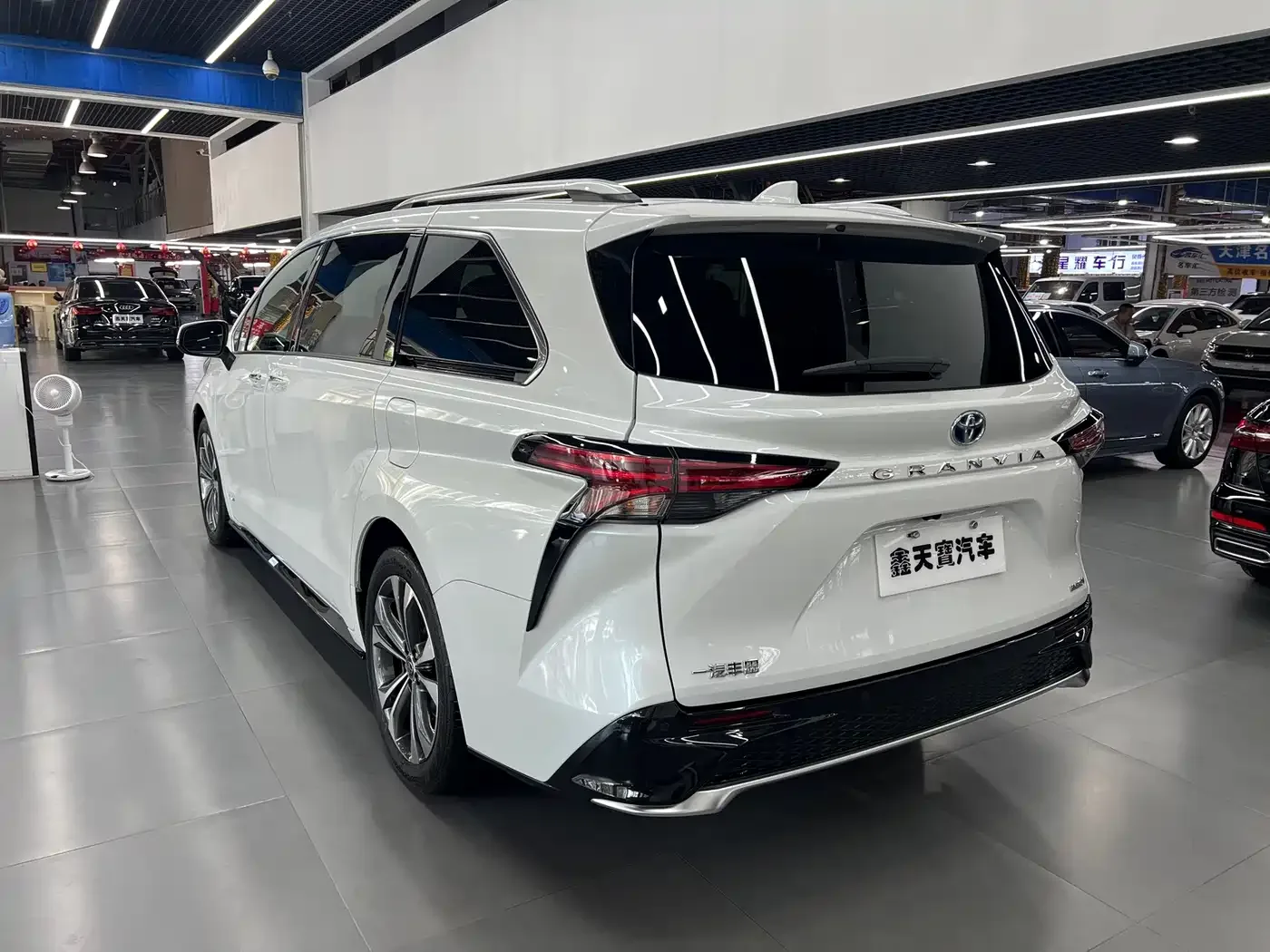 Toyota Granvia 2022 Model Year 2.5L Hybrid Flagship Edition — Фото автомобиля 2