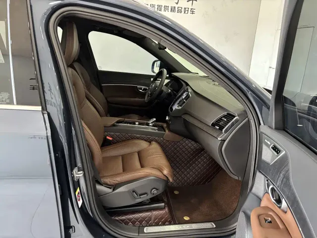 Volvo XC90 — Фото автомобиля 26