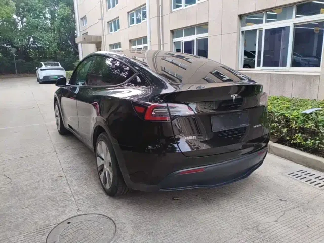 Tesla Model Y — Фото автомобиля 4