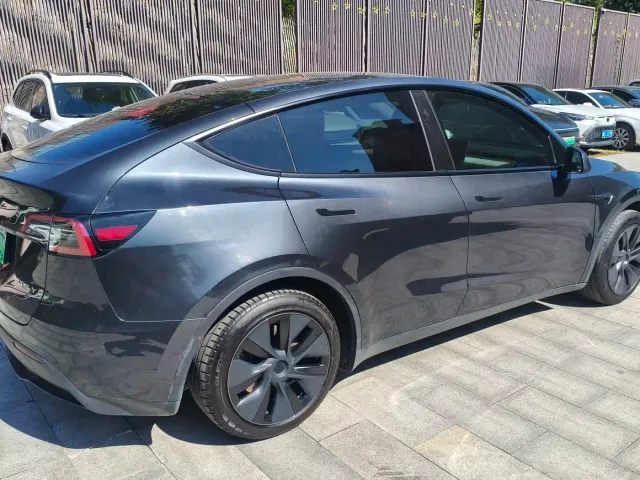 Tesla Model Y — Фото автомобиля 4