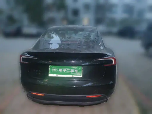Tesla Model 3 — Фото автомобиля 5
