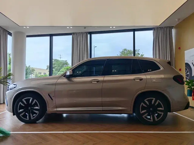 BMW iX3 — Фото автомобиля 3