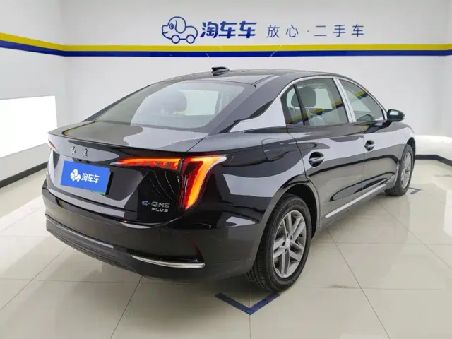 Hongqi E-QM5 — Фото автомобиля 3