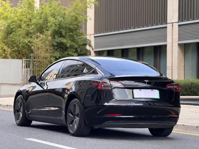 Tesla Model 3 — Фото автомобиля 3