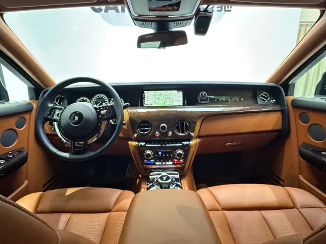 Rolls-Royce Phantom — Фото автомобиля 18