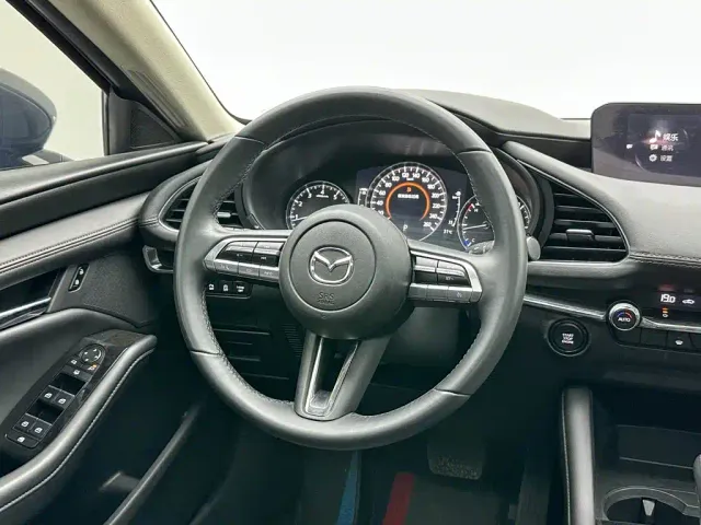 Mazda Axela — Фото автомобиля 22