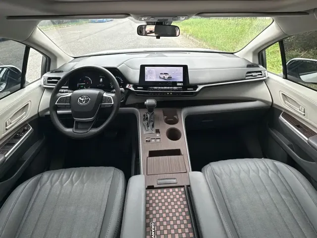 Toyota Granvia 2024 2.5L Hybrid Comfort — Фото автомобиля 10