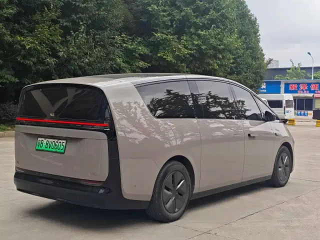 Li Auto MEGA — Фото автомобиля 13