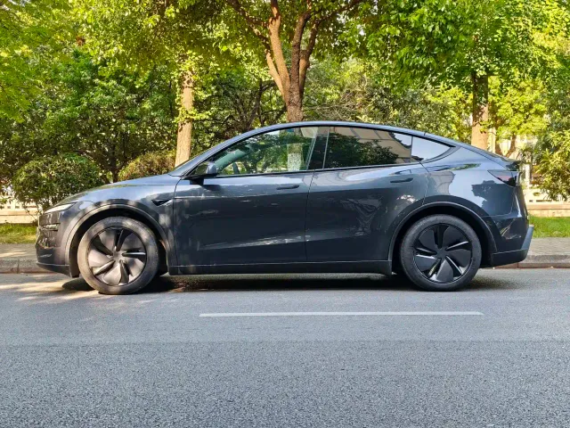 Tesla Model Y — Фото автомобиля 13