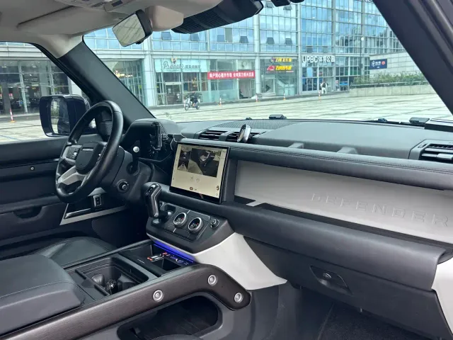 Land Rover Defender — Фото автомобиля 19