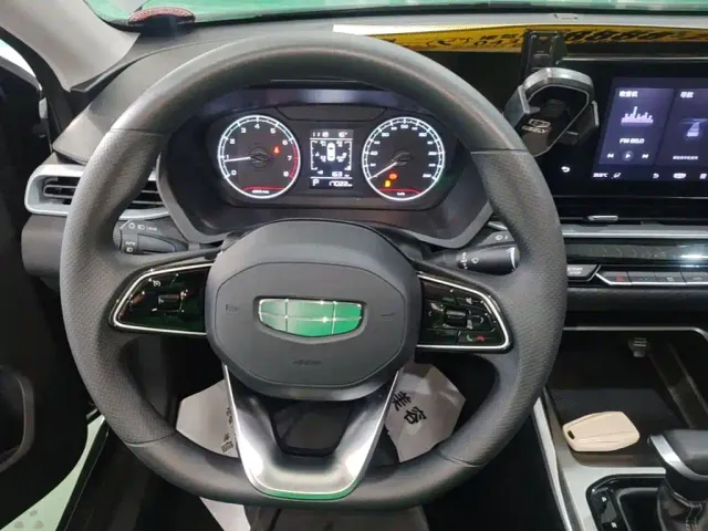 Geely Emgrand — Фото автомобиля 10