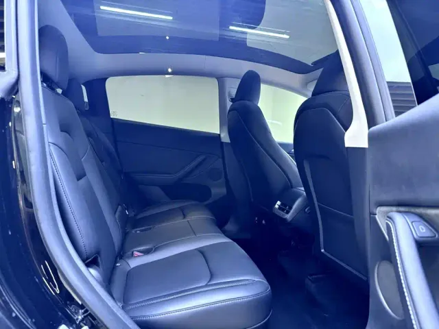 Tesla Model Y — Фото автомобиля 12