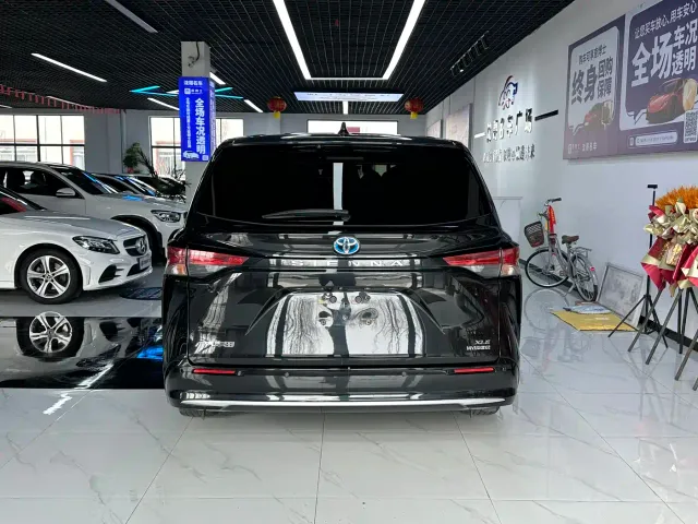 Toyota Sienna — Фото автомобиля 8