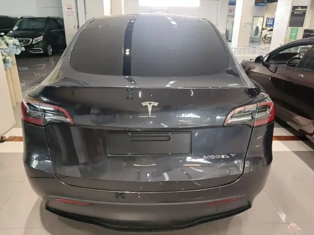 Tesla Model Y — Фото автомобиля 5