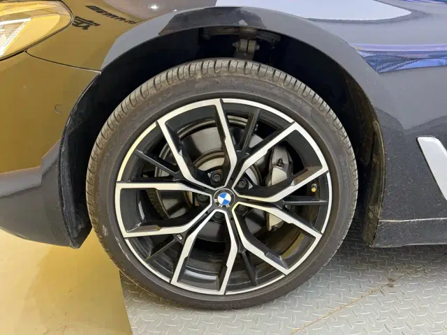 BMW 5 Series — Фото автомобиля 10