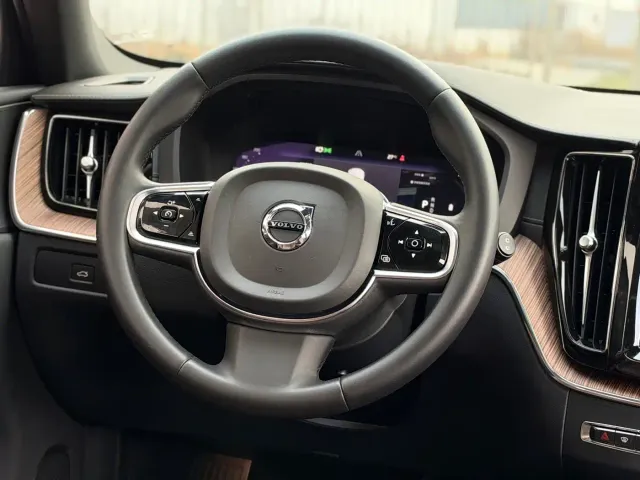 Volvo XC60 — Фото автомобиля 13