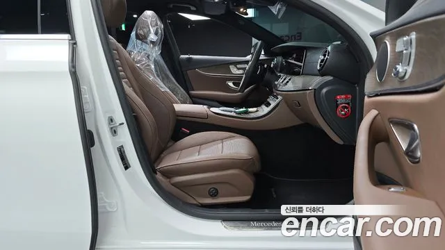 Mercedes-Benz E-Class — Фото автомобиля 25