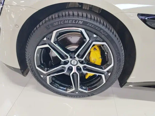 Xiaomi SU7 — Фото автомобиля 22