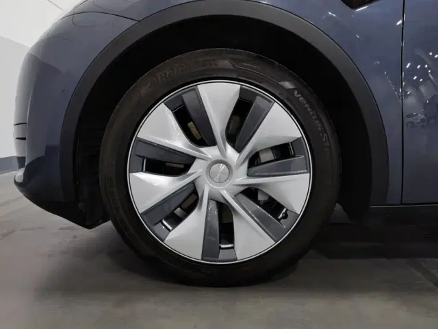 Tesla Model Y — Фото автомобиля 17