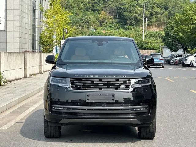 Land Rover Range Rover 2024 3.0 L6 360PS Golden Age Edition — Фото автомобиля 5