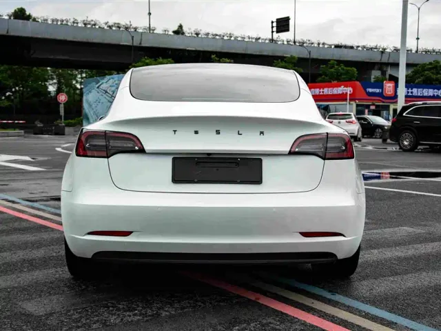 Tesla Model 3 — Фото автомобиля 7