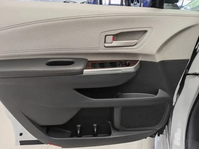 Toyota Sienna — Фото автомобиля 14