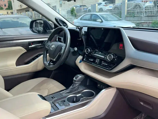 Toyota Highlander — Фото автомобиля 11