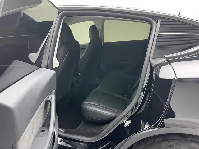 Tesla Model Y — Фото автомобиля 17