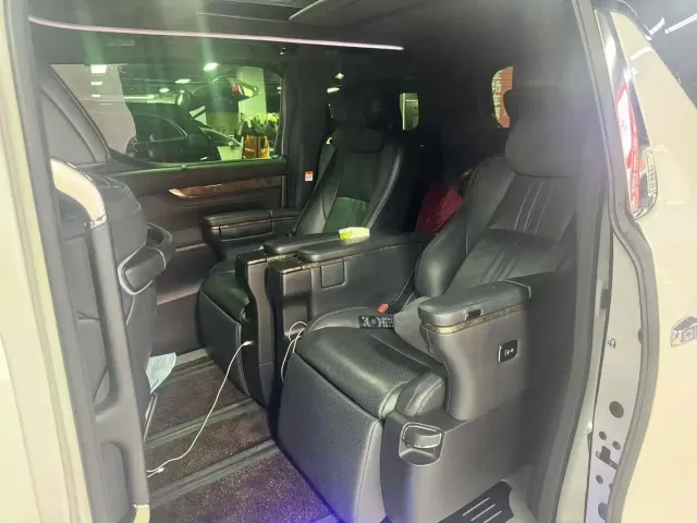 Toyota Alphard — Фото автомобиля 4