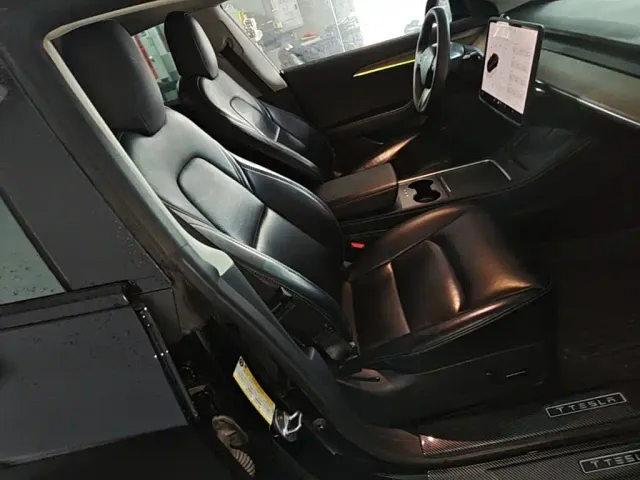Tesla Model 3 — Фото автомобиля 24