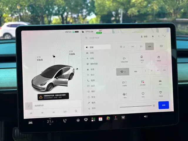 Tesla Model 3 — Фото автомобиля 10